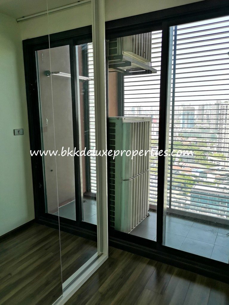 Wyne Sukhumvit. Bkkdeluxe Bangkok condo for rent Phra Khanong BTS. Wardrobes.