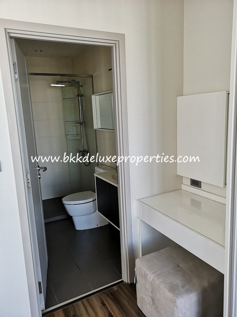 Wyne Sukhumvit. Bkkdeluxe Bangkok condo for rent Phra Khanong BTS. Dresser.