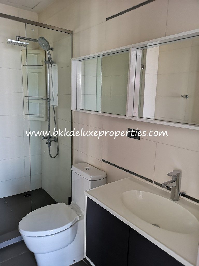 Wyne Sukhumvit. Bkkdeluxe Bangkok condo for rent Phra Khanong BTS. Bathroom.