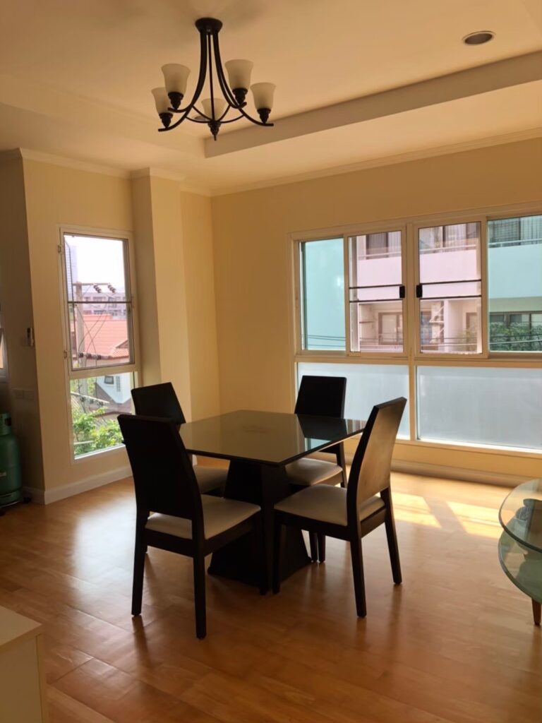 Bkkdeluxe Properties. Penthouse 43. Two Bedroom Rental Condo At Aree. Dining Table.